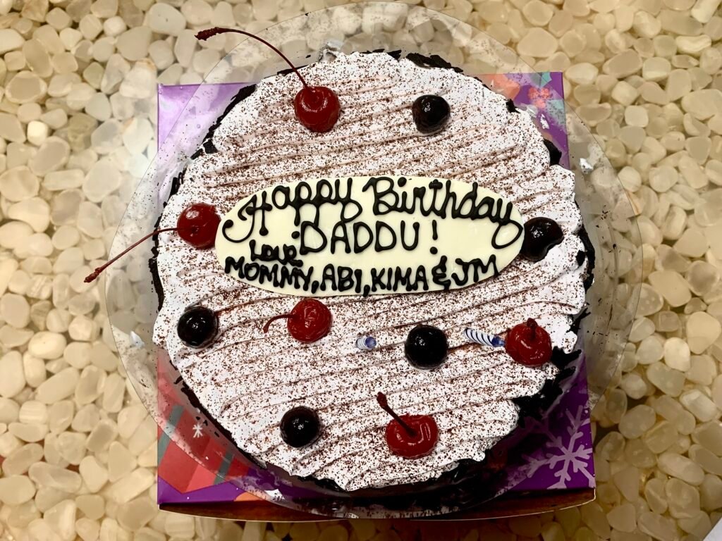 This is the birthday cake baked by CaraMia for my dad.